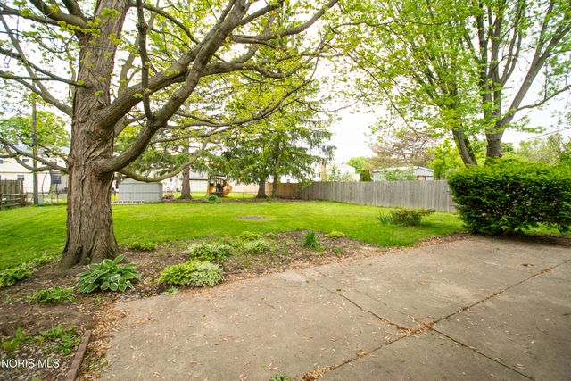 1236 Eastland Drive, Oregon, OH 43616