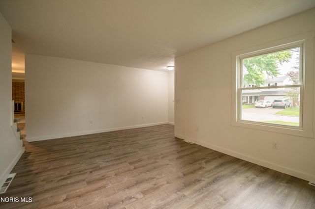 1236 Eastland Drive, Oregon, OH 43616
