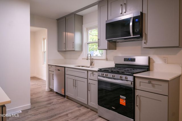 1236 Eastland Drive, Oregon, OH 43616