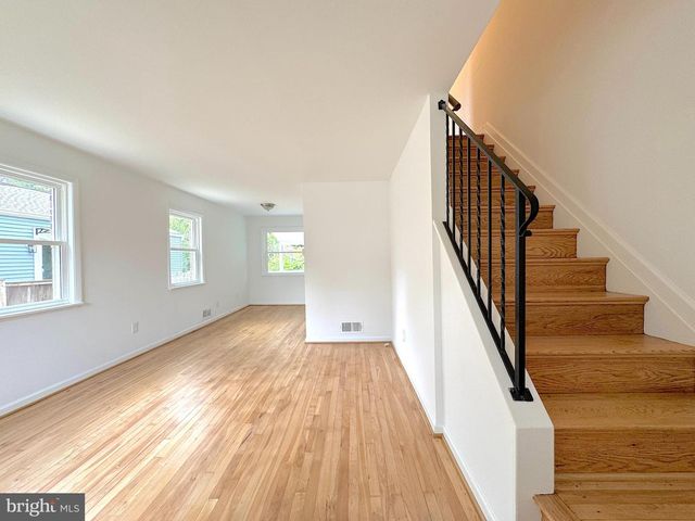 5700 FENWICK DR, Alexandria, VA 22303
