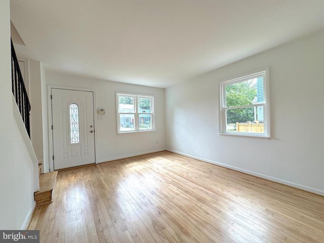 5700 FENWICK DR, Alexandria, VA 22303