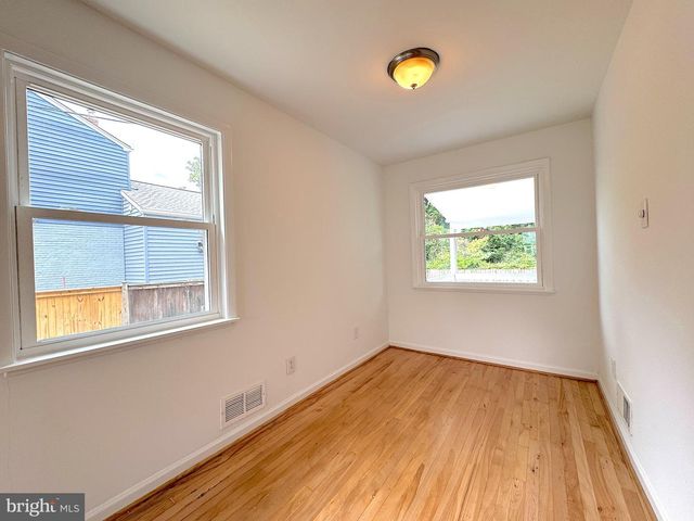 5700 FENWICK DR, Alexandria, VA 22303