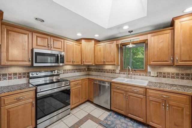 10 Blueberry Ln, Sturbridge, MA 01566