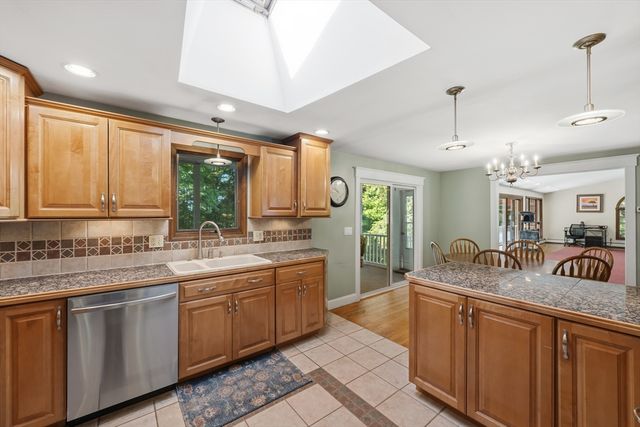 10 Blueberry Ln, Sturbridge, MA 01566