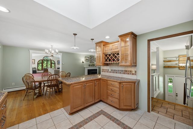 10 Blueberry Ln, Sturbridge, MA 01566