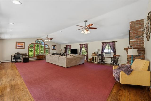 10 Blueberry Ln, Sturbridge, MA 01566