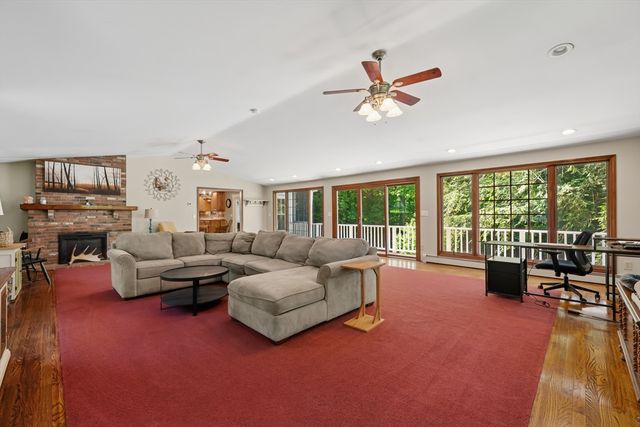 10 Blueberry Ln, Sturbridge, MA 01566
