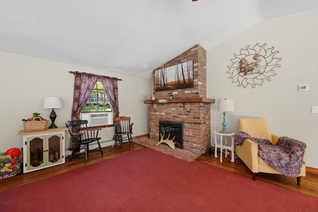 10 Blueberry Ln, Sturbridge, MA 01566
