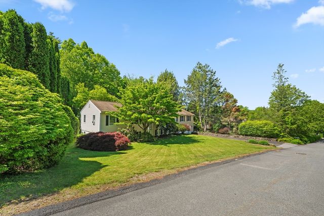 10 Blueberry Ln, Sturbridge, MA 01566