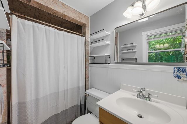 10 Blueberry Ln, Sturbridge, MA 01566