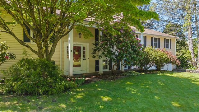 10 Blueberry Ln, Sturbridge, MA 01566