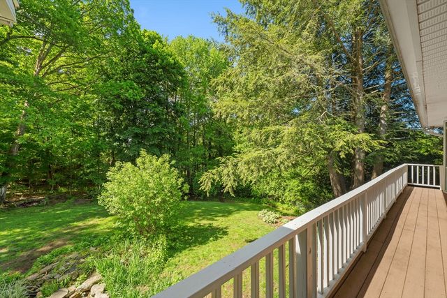 10 Blueberry Ln, Sturbridge, MA 01566