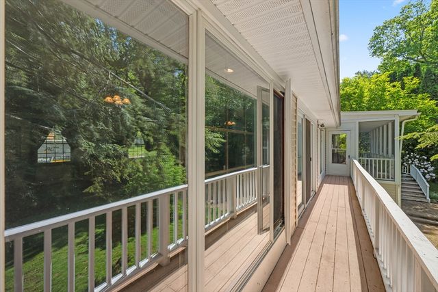 10 Blueberry Ln, Sturbridge, MA 01566