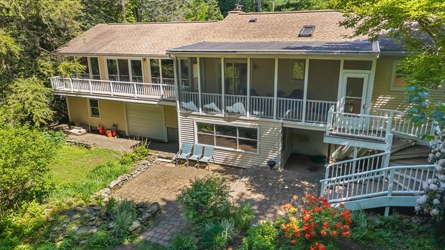 10 Blueberry Ln, Sturbridge, MA 01566