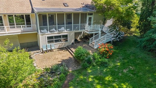 10 Blueberry Ln, Sturbridge, MA 01566