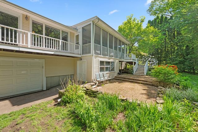 10 Blueberry Ln, Sturbridge, MA 01566