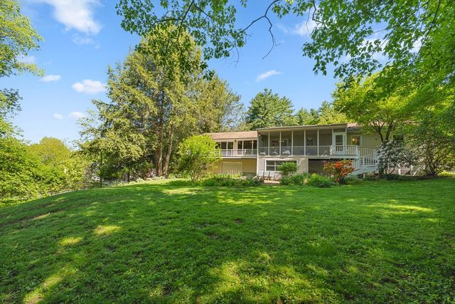 10 Blueberry Ln, Sturbridge, MA 01566