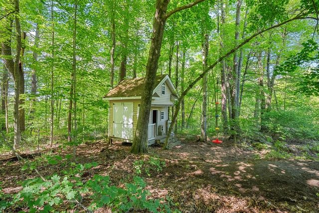 10 Blueberry Ln, Sturbridge, MA 01566