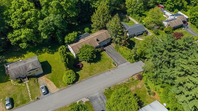 10 Blueberry Ln, Sturbridge, MA 01566