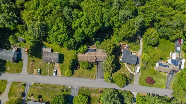 10 Blueberry Ln, Sturbridge, MA 01566