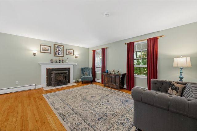 10 Blueberry Ln, Sturbridge, MA 01566