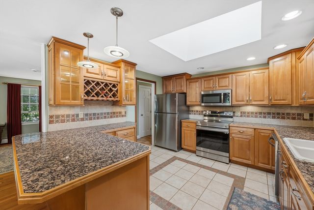 10 Blueberry Ln, Sturbridge, MA 01566