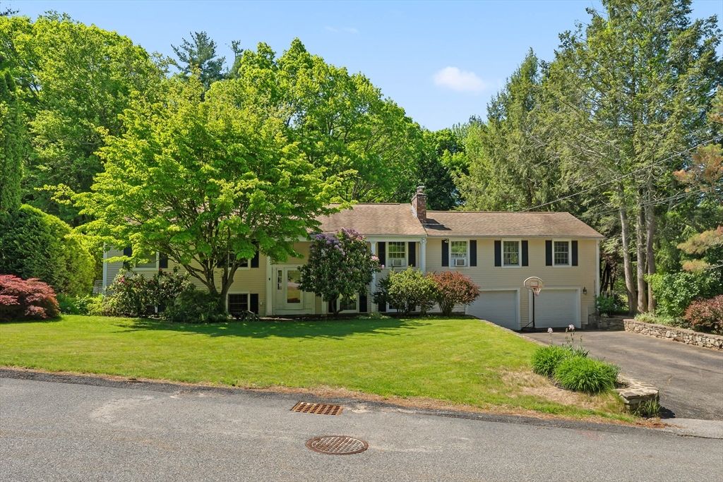 10 Blueberry Ln, Sturbridge, MA 01566