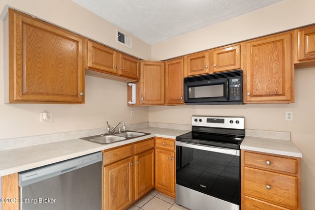 9840 Oakshire Dr, Jeffersontown, KY 40299