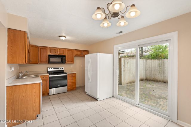 9840 Oakshire Dr, Jeffersontown, KY 40299