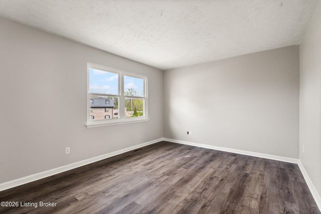 9840 Oakshire Dr, Jeffersontown, KY 40299