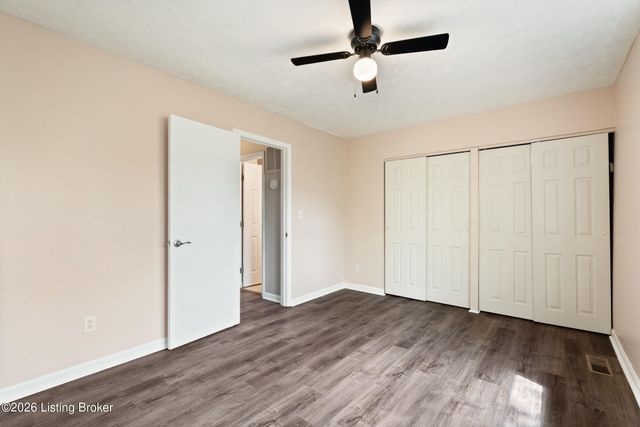 9840 Oakshire Dr, Jeffersontown, KY 40299