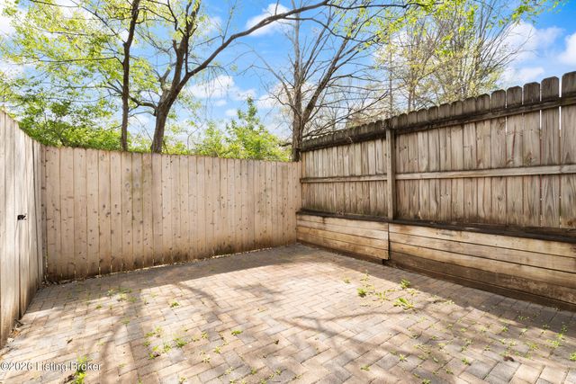 9840 Oakshire Dr, Jeffersontown, KY 40299