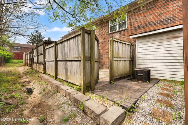 9840 Oakshire Dr, Jeffersontown, KY 40299