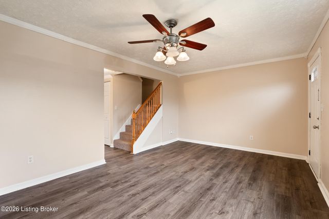 9840 Oakshire Dr, Jeffersontown, KY 40299