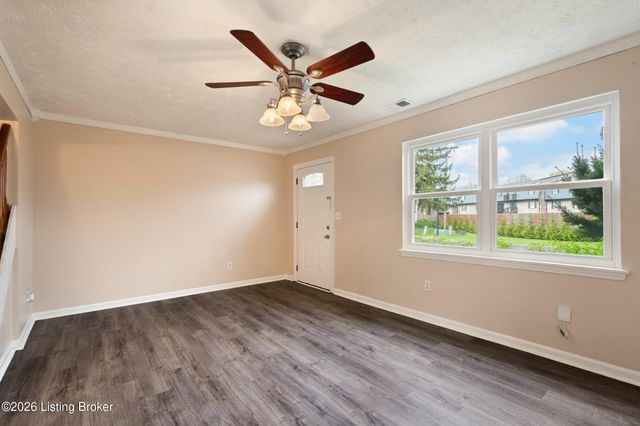 9840 Oakshire Dr, Jeffersontown, KY 40299