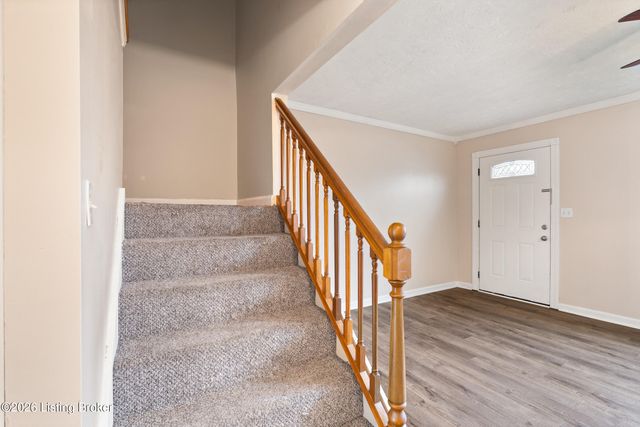 9840 Oakshire Dr, Jeffersontown, KY 40299