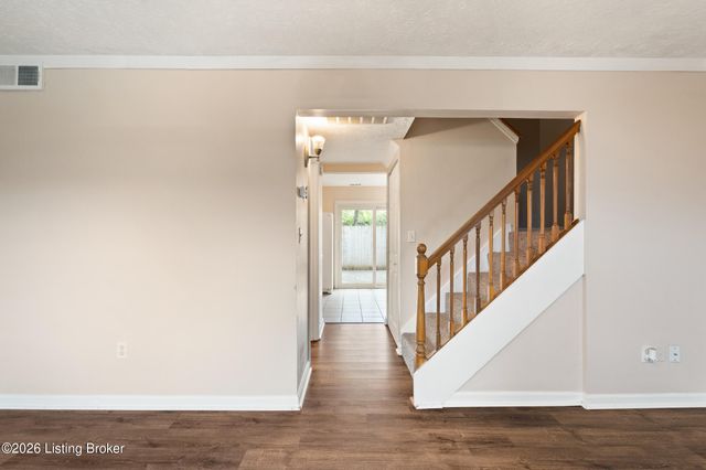 9840 Oakshire Dr, Jeffersontown, KY 40299