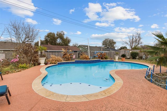 9911 King William Drive, La Porte, TX 77571