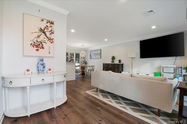 45 Pickwick Drive N, Syosset, NY 11791