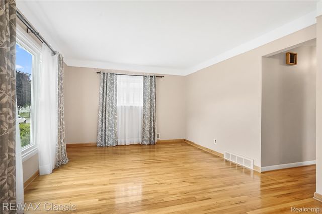 7218 Sterling, Center Line, MI 48015