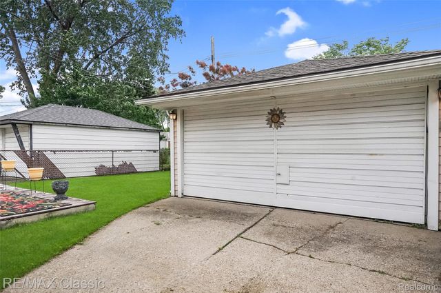 7218 Sterling, Center Line, MI 48015