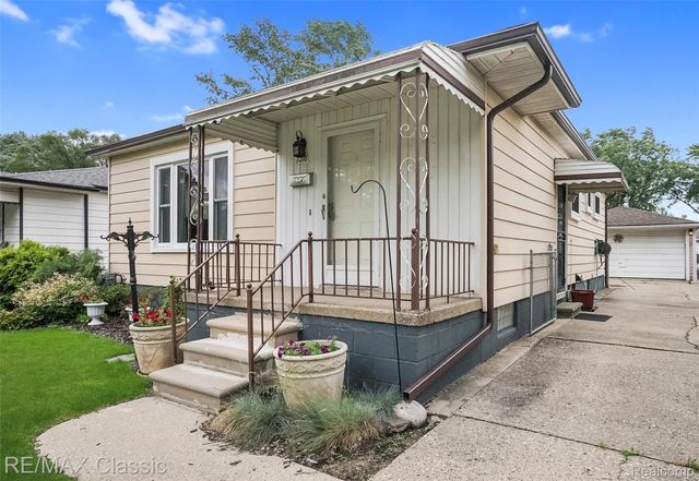 7218 Sterling, Center Line, MI 48015