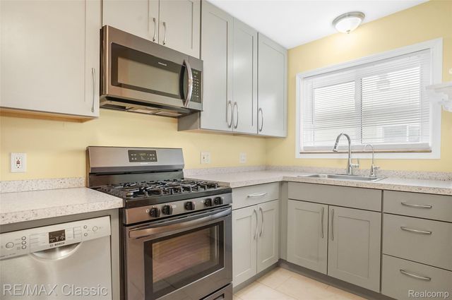 7218 Sterling, Center Line, MI 48015