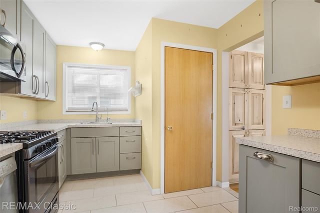 7218 Sterling, Center Line, MI 48015