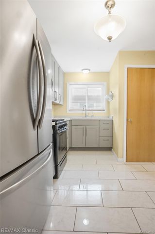 7218 Sterling, Center Line, MI 48015