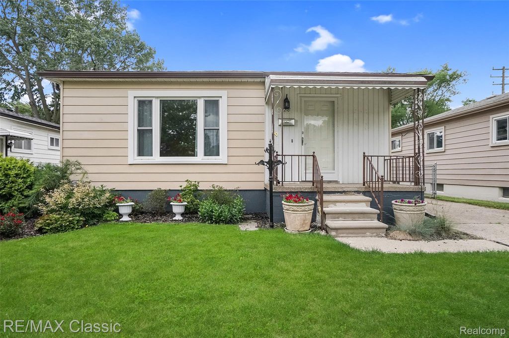 7218 Sterling, Center Line, MI 48015