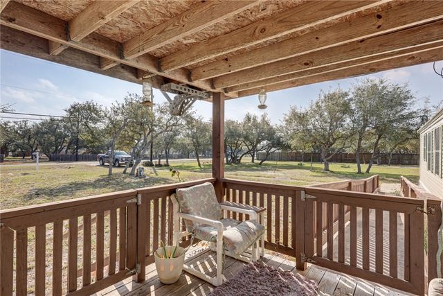 313 Rowe St, Rockport, TX 78382