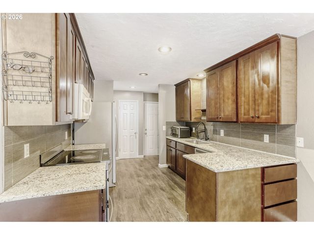 6745 Sw SCHOLLS FERRY Rd 37, Beaverton, OR 97008