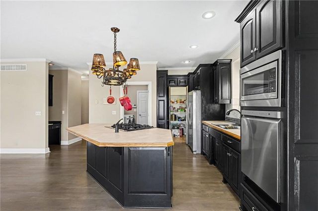 2107 NE Colonnade Avenue, Blue Springs, MO 64014