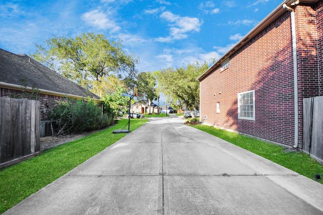 1608 Keystone Drive, Friendswood, TX 77546